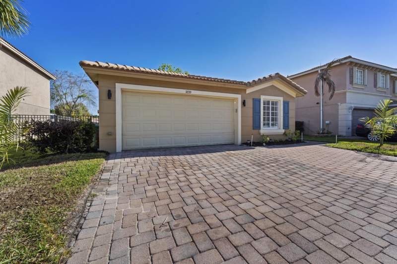 4 bedroom Single Family Residence at 1899 Newport Isles Boulevard, First Replat Of Portofino Isles, Port St. Lucie — photo 2