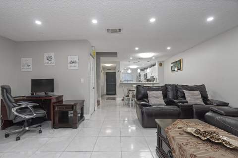 1177 NW 98th Terrace #132, Pembroke Pines FL - photo 17 of 35