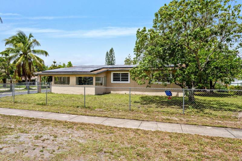 4 bedroom Single Family Residence at 670 SW 29th Avenue, Park Plaza, Fort Lauderdale — photo 2
