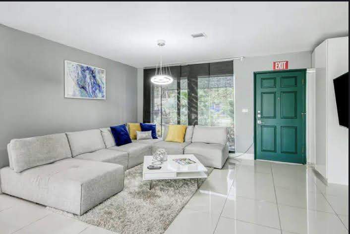3 bedroom Single Family Residence at 1905 N 45th Avenue, Hollywood Hills, Hollywood — photo 2