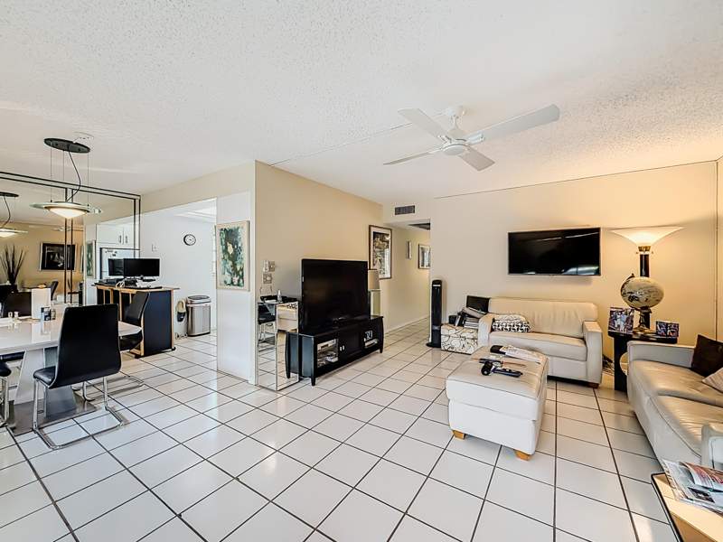 2 bedroom Condominium at 2114 Oakridge V, Oakridge V Condo, Deerfield Beach — photo 3
