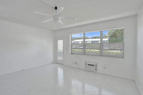 392 Durham Circle #M, Deerfield Beach FL - photo 6 of 17