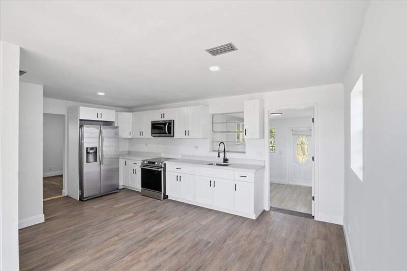 4 bedroom Single Family Residence at 270 SW 10th Avenue, Fisher 2nd Add To South Bay, South Bay — photo 5