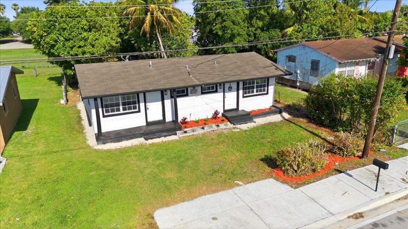 4 bedroom Single Family Residence at 270 SW 10th Avenue, Fisher 2nd Add To South Bay, South Bay — photo 4