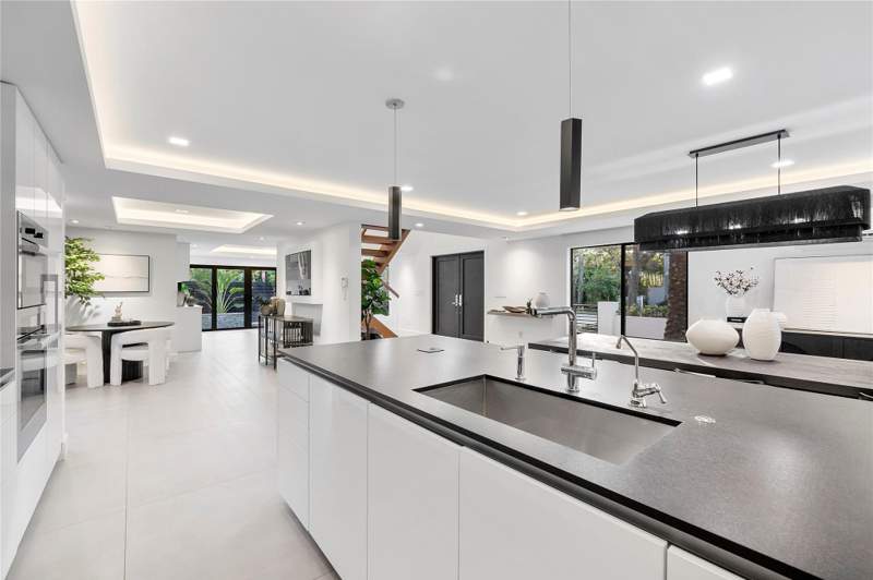 5 bedroom Single Family Residence at 500 NE 14th Avenue, Las Olas Park Corr Plat, Fort Lauderdale — photo 4