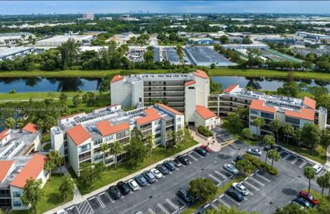 2314 S Cypress Bend Drive #Unit 313, Pompano Beach FL - photo 18 of 21