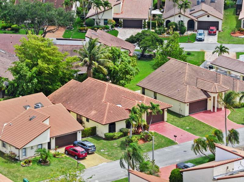 3 bedroom Single Family Residence at 7039 Golf Pointe Circle, Woodmont Tract 71, Tamarac — photo 2