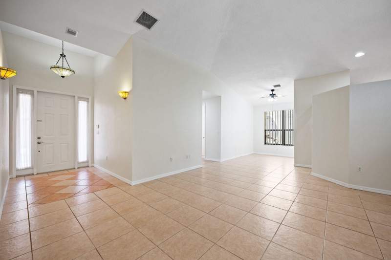 3 bedroom Single Family Residence at 7039 Golf Pointe Circle, Woodmont Tract 71, Tamarac — photo 4
