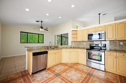 7039 Golf Pointe Circle, Tamarac FL - photo 11 of 34