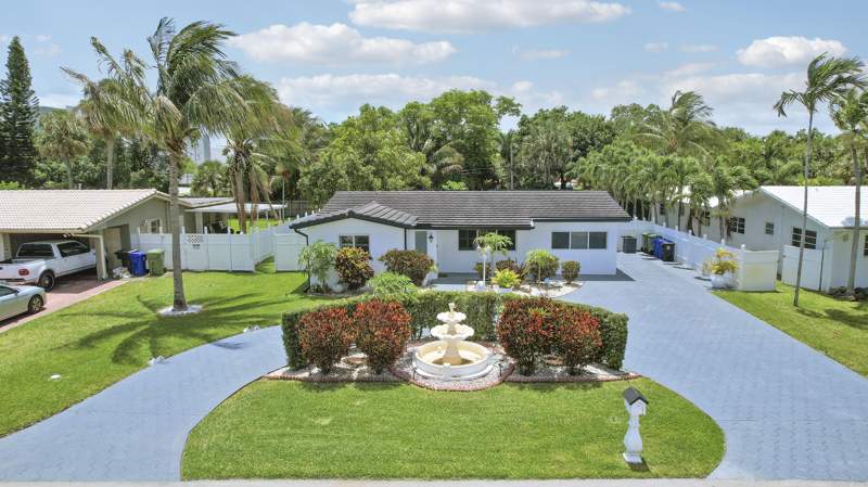 3 bedroom Single Family Residence at 1360 SW 32nd Street, Mango Gardens, Fort Lauderdale — photo 2