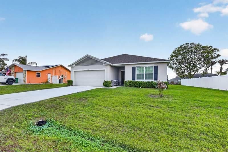 4 bedroom Single Family Residence at 535 SW Butler Avenue, Port St Lucie Section 27, Port St. Lucie — photo 2