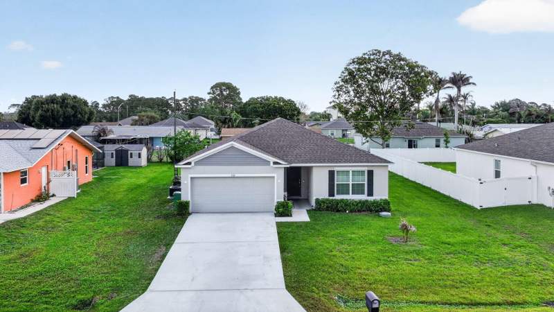 4 bedroom Single Family Residence at 535 SW Butler Avenue, Port St Lucie Section 27, Port St. Lucie — photo 3
