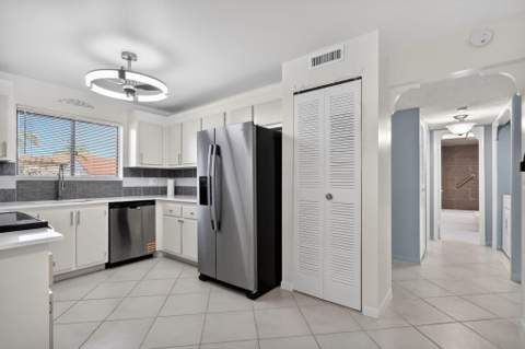 7770 Tahiti Lane #102, Lake Worth FL - photo 9 of 32
