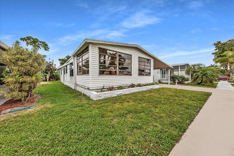 2 bedroom Mobile Home at 252 NW 53rd Court, Highland Meadows Estates West, Deerfield Beach — photo 3