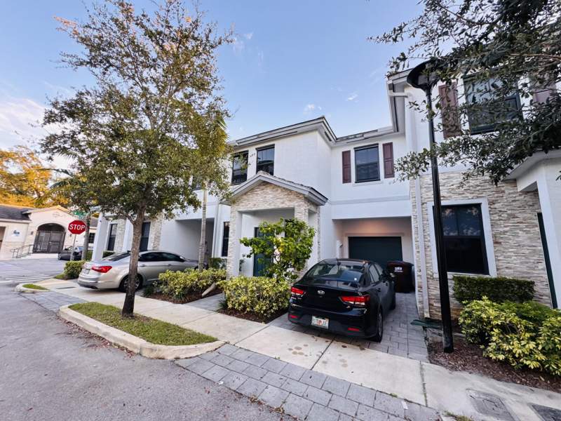 3 bedroom Townhouse at 1606 SW 28th Court, Reserve At Edgewood, Fort Lauderdale — photo 2