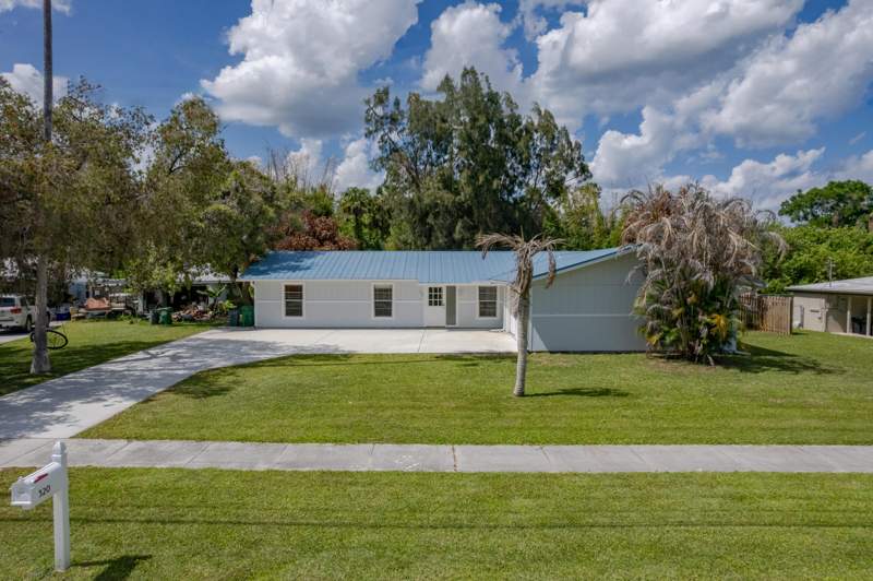3 bedroom Single Family Residence at 320 Chamberlain Boulevard, Ocean Boulevard Park, Fort Pierce — photo 2