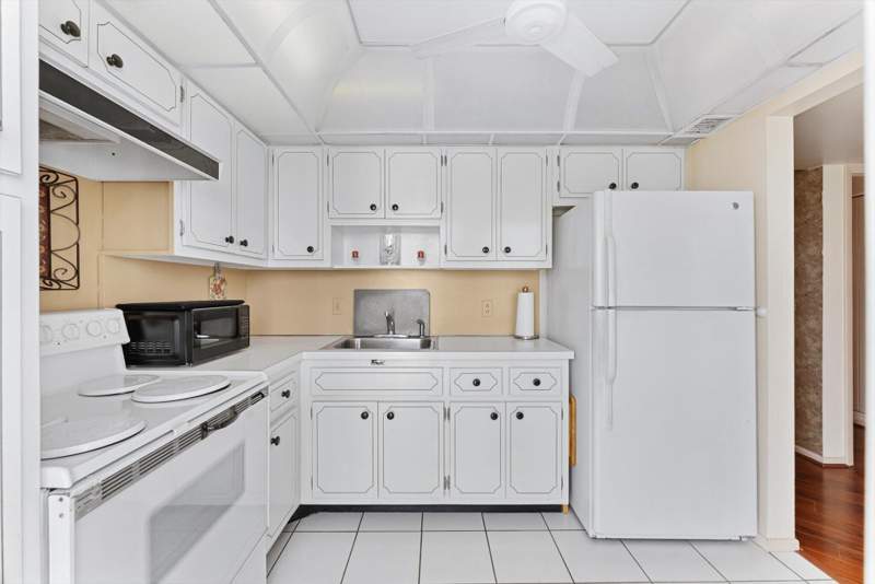 1 bedroom Condominium at 201 N Ocean Boulevard #1102, Granada House Condominium, Pompano Beach — photo 4
