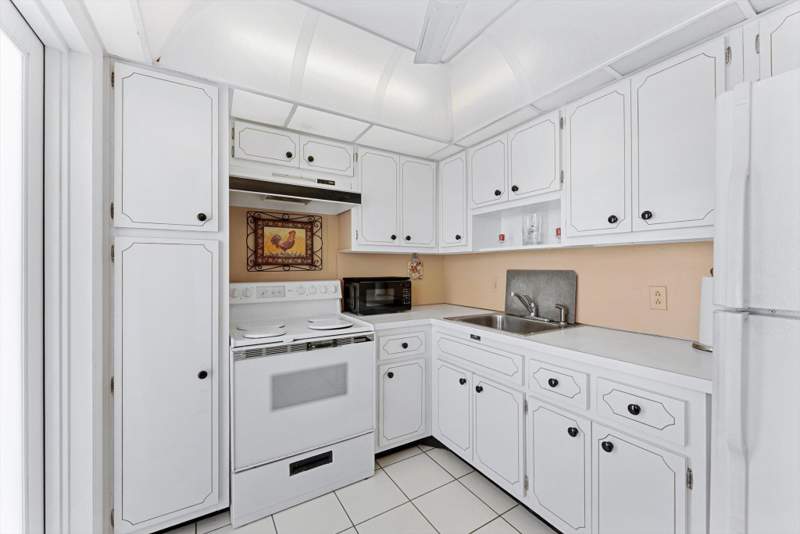 1 bedroom Condominium at 201 N Ocean Boulevard #1102, Granada House Condominium, Pompano Beach — photo 5