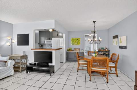 492 W Tilford W, Deerfield Beach FL - photo 10 of 97