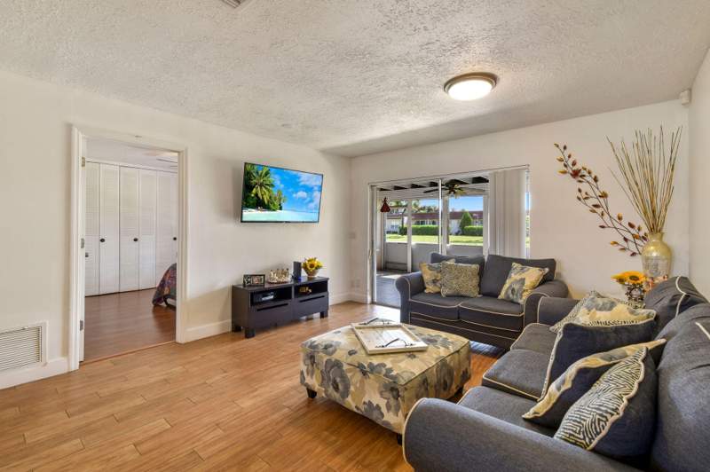 2 bedroom Villa at 5800 Fernley Dr W #64, Cresthaven Townhomes Sec 4 Condo, West Palm Beach — photo 2