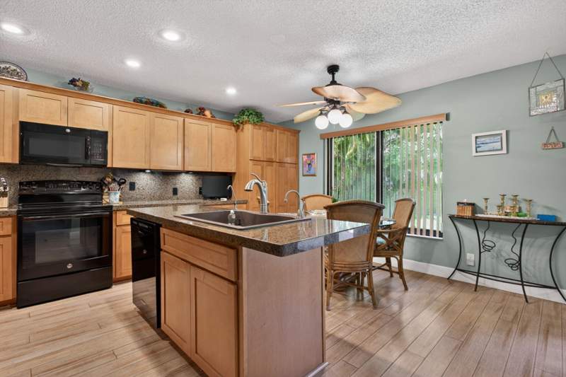 4 bedroom Single Family Residence at 1311 NW 111th Way, Cypress Run, Coral Springs — photo 5