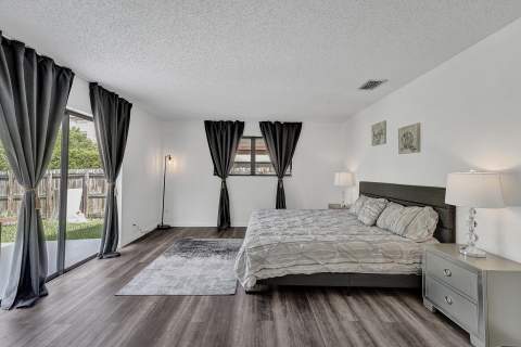1115 NE 1st Court #B, Hallandale Beach FL - photo 8 of 31