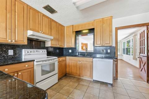 1804 Bayshore Drive, Fort Pierce FL - photo 9 of 43