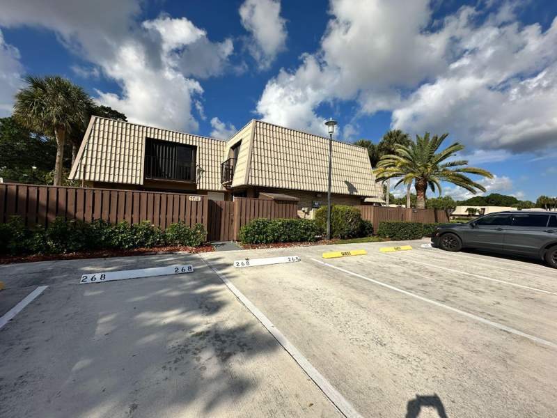 2 bedroom Townhouse at 5718 57th Way, Village Of Sandalwood Lakes South, West Palm Beach — photo 4