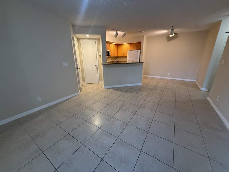 2 bedroom Condominium at 3390 N Pinewalk Drive #1012, Coral Key Condo, Margate — photo 4