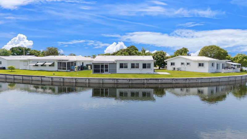 2 bedroom Single Family Residence at 8609 NW 59th Place, Mainlands Of Tamarac Lakes, Tamarac — photo 4