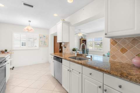 8609 NW 59th Place, Tamarac FL - photo 10 of 29