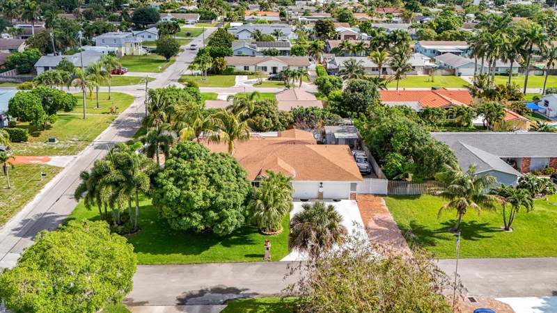 4 bedroom Single Family Residence at 3119 Indian Trail, Hypoluxo Village 1, Lake Worth — photo 2