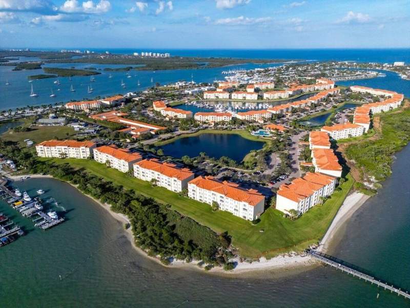 2 bedroom Condominium at 27 Harbour Isle Drive #305, Harbour Isle West, Fort Pierce — photo 2
