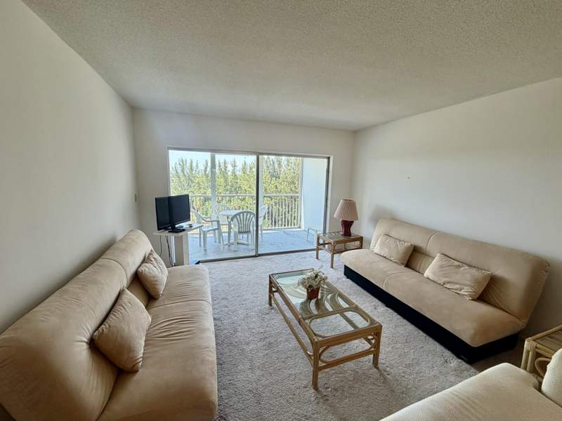 1 bedroom Condominium at 3150 N Palm Aire Drive #804, No 10 Palm-Aire Country Club, Pompano Beach — photo 5
