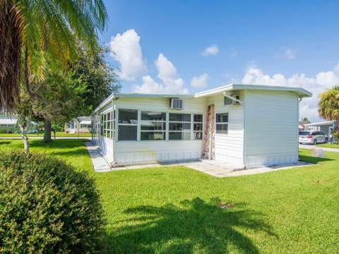 264 NE Cameo Way, Jensen Beach FL - photo 10 of 34