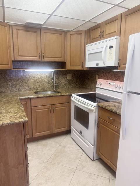 2381 Sunset Avenue #117, Lake Worth Beach FL - photo 6 of 14