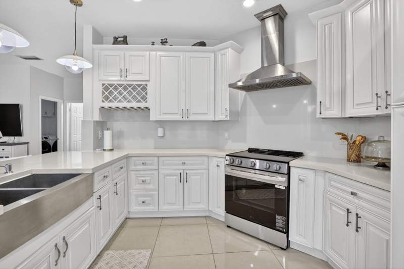 5 bedroom Single Family Residence at 711 Heritage Way, Sector 4 North, Weston — photo 3
