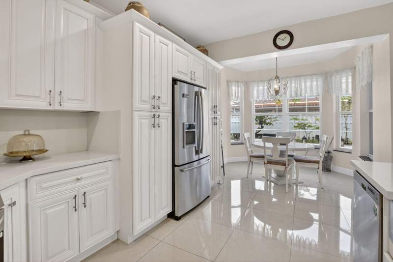 5 bedroom Single Family Residence at 711 Heritage Way, Sector 4 North, Weston — photo 4
