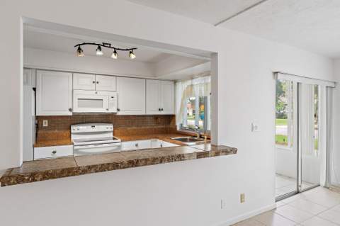 5570 Tamberlane Circle #131, Palm Beach Gardens FL - photo 10 of 33