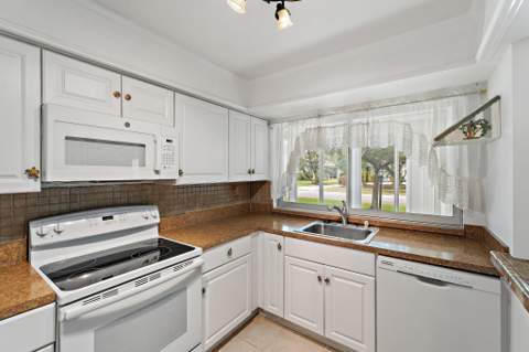 5570 Tamberlane Circle #131, Palm Beach Gardens FL - photo 13 of 33