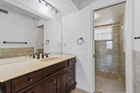 5570 Tamberlane Circle #131, Palm Beach Gardens FL - photo 17 of 33