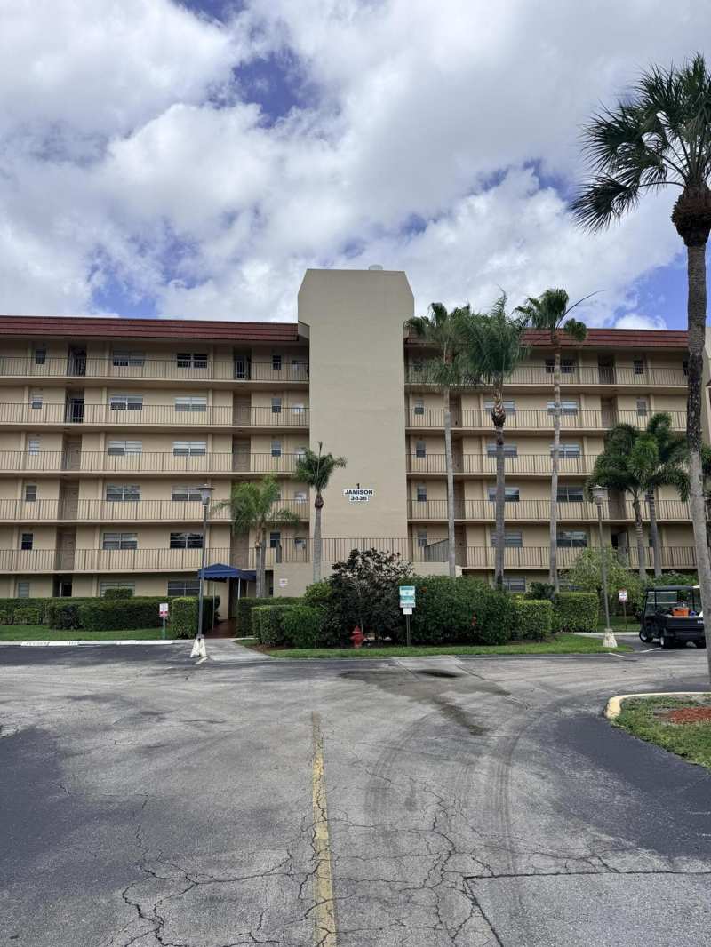 2 bedroom Condominium at 3836 Via Poinciana #306, Poinciana Place Condo 1,2,8 And 9, Lake Worth — photo 1