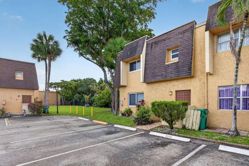 3 bedroom Townhouse at 5646 Blueberry Court #23, Blueberry Hill I Condo, Lauderhill — photo 2