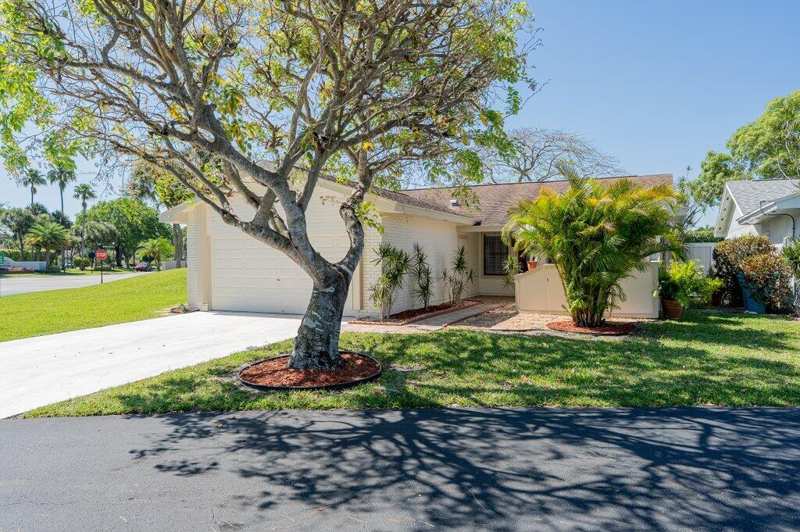 4 bedroom Single Family Residence at 1 Afton Place, Boynton Lakes 2, Boynton Beach — photo 1