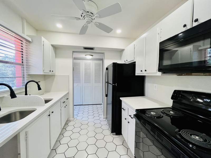 2 bedroom Condominium at 11 Golfs Edge E #E, Golfs Edge Condos A Thru G, West Palm Beach — photo 2