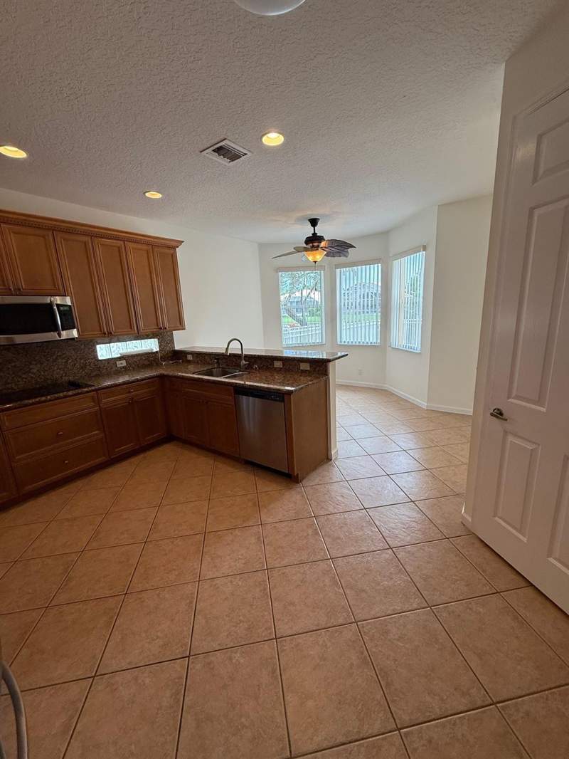 4 bedroom Single Family Residence at 12039 Oakvista Drive, Avalon Estates, Boynton Beach — photo 4