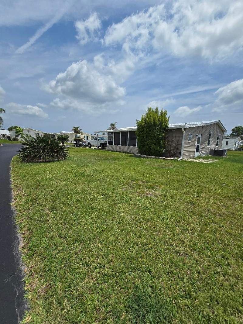 2 bedroom Manufactured Home at 5550 Hemingway Court #1, Tropical Isles, Fort Pierce — photo 2