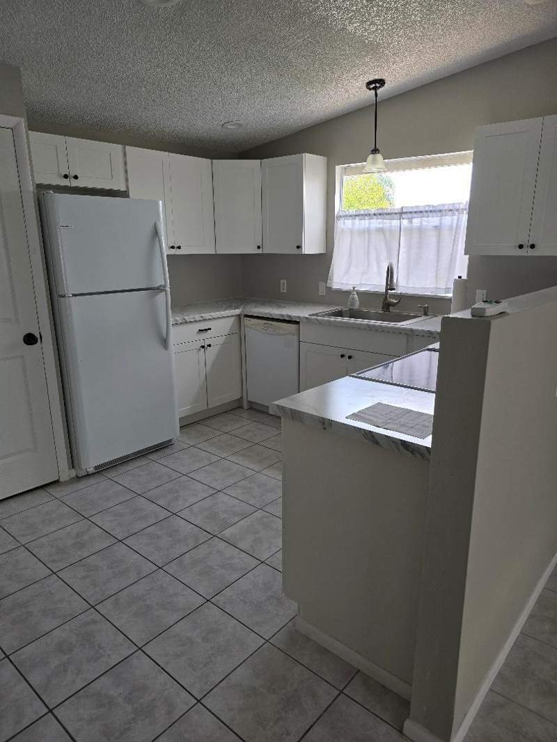 2 bedroom Manufactured Home at 5550 Hemingway Court #1, Tropical Isles, Fort Pierce — photo 3