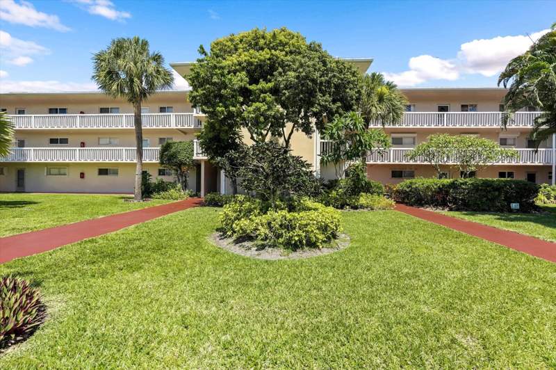 2 bedroom Condominium at 2856 S Garden Dr Drive #212, Lake Clarke Gardens Condo 23, Lake Worth — photo 2