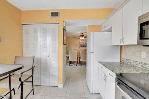 5715 Fairway Park Drive #201, Boynton Beach FL - photo 6 of 37